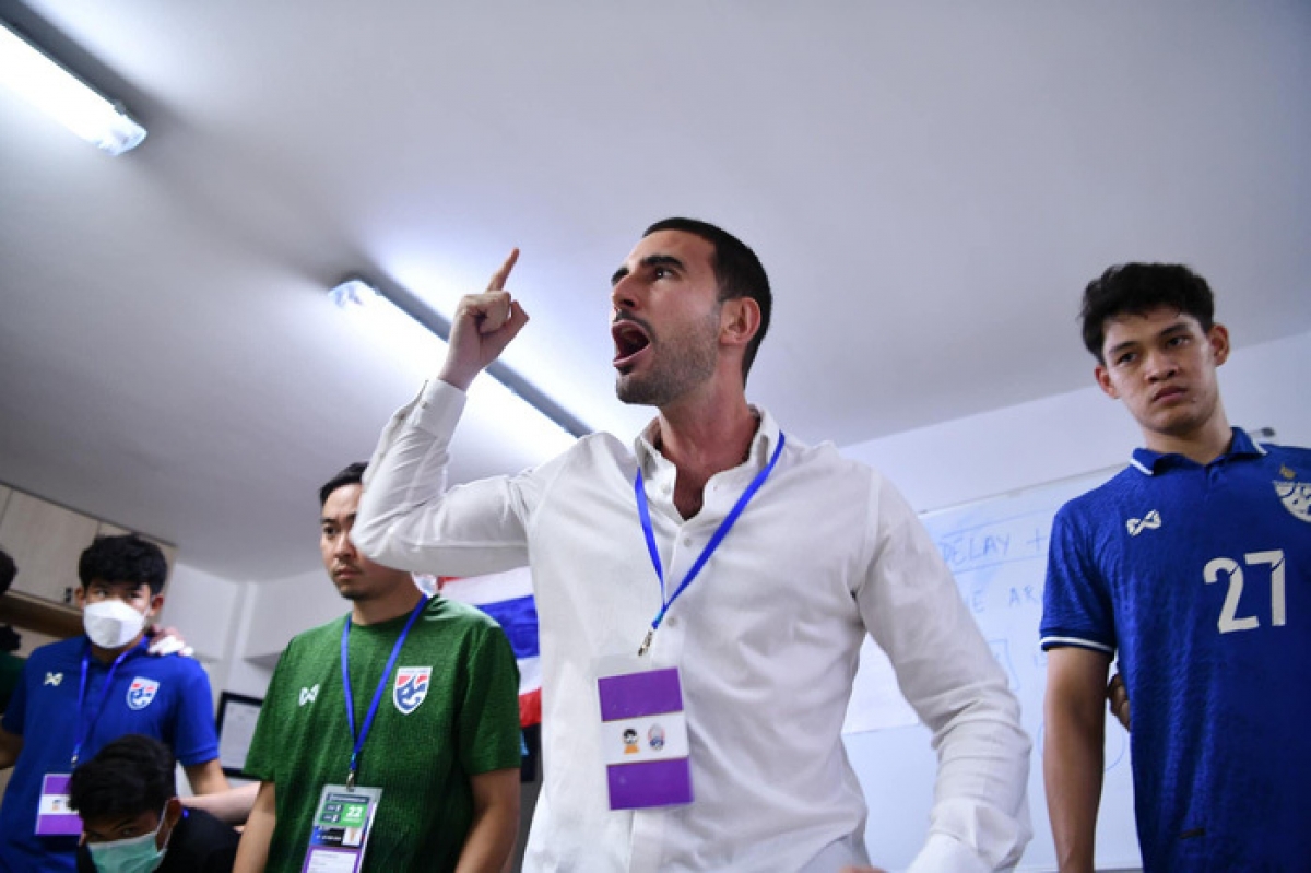 HLV Salvador Garcia khẳng định rằng U23 Thái Lan không đặt nặng mục tiêu vô địch. Nhà cầm quân này cho biết, giải đấu tại Campuchia chỉ là một bước trong việc chuẩn bị cho tương lai của bóng đá Thái Lan.