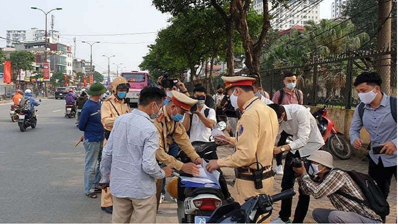 Người dân không phải đi lại một lần nào, chỉ việc ngồi ở nhà tra cứu trên cổng dịch vụ công Quốc gia theo hướng dẫn để làm các thủ tục nộp phạt. Ảnh minh hoạ