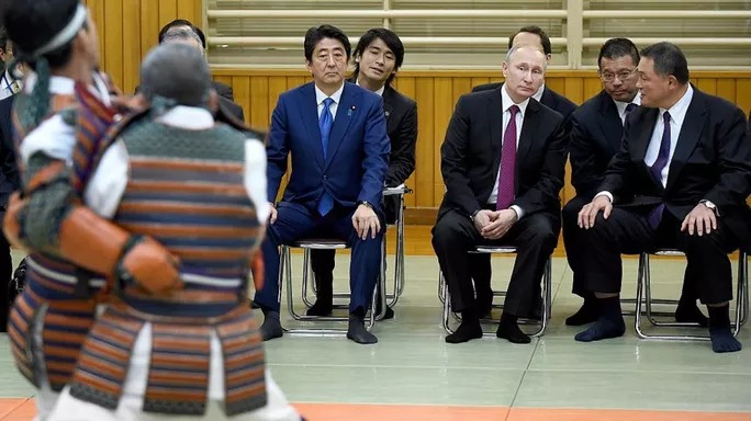 TT Vladimir Putin trong vai trò chủ tịch danh dự IJF dự khán một sự kiện cùng cựu Thủ tướng Nhật Bản. TT Vladimir Putin trong vai trò chủ tịch danh dự IJF dự khán một sự kiện cùng cựu Thủ tướng Nhật Bản.