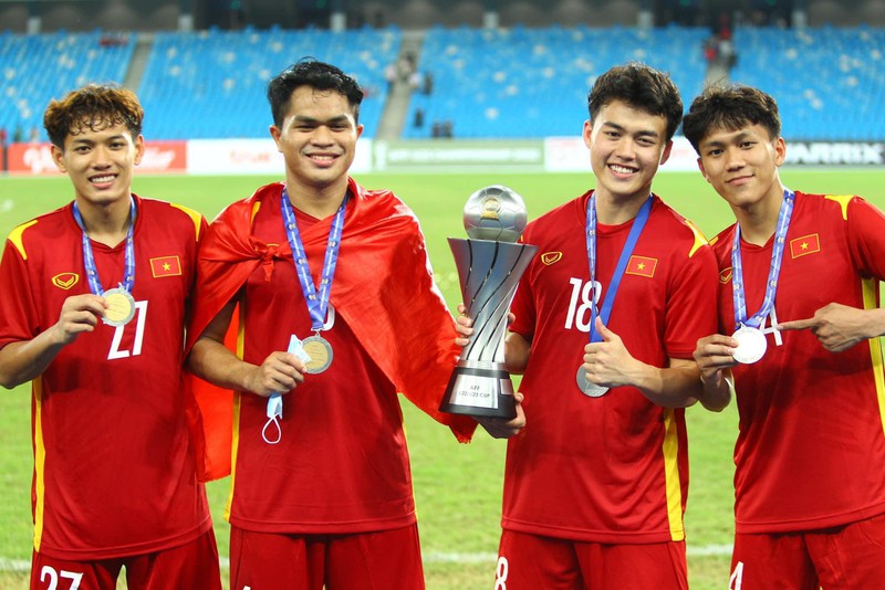 4 cầu thủ của HAGL thi đấu xuất sắc tại giải U23 Đông Nam Á, góp phần mang vinh quang về cho tổ quốc. 4 cầu thủ của HAGL thi đấu xuất sắc tại giải U23 Đông Nam Á, góp phần mang vinh quang về cho tổ quốc.
