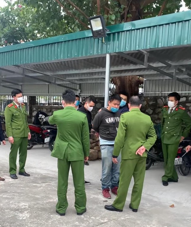 Đối tượng Minh bị công an và bảo vệ ngân hàng bắt giữ. Ảnh: NLĐ Đối tượng Minh bị công an và bảo vệ ngân hàng bắt giữ. Ảnh: NLĐ