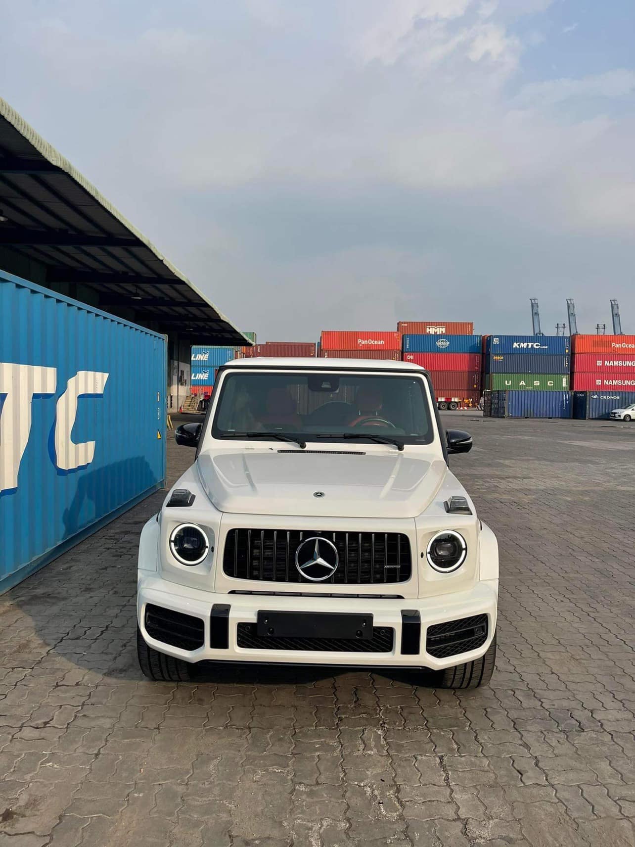 'Mỹ nhân chung bồ' với Ngọc Trinh tậu 'Mẹc' G63 giá 15 tỷ trước thềm 8/3 - Ảnh 1