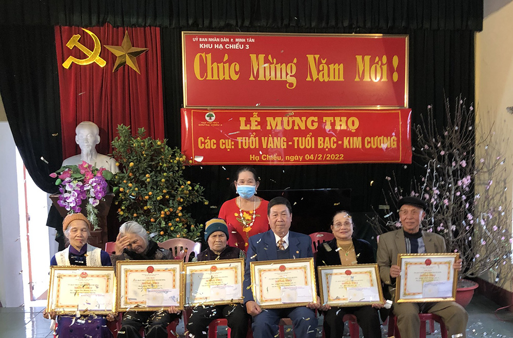 2 nhân vật chính nhận bằng mừng thọ 75 tuổi của địa phương. Ảnh NVCC