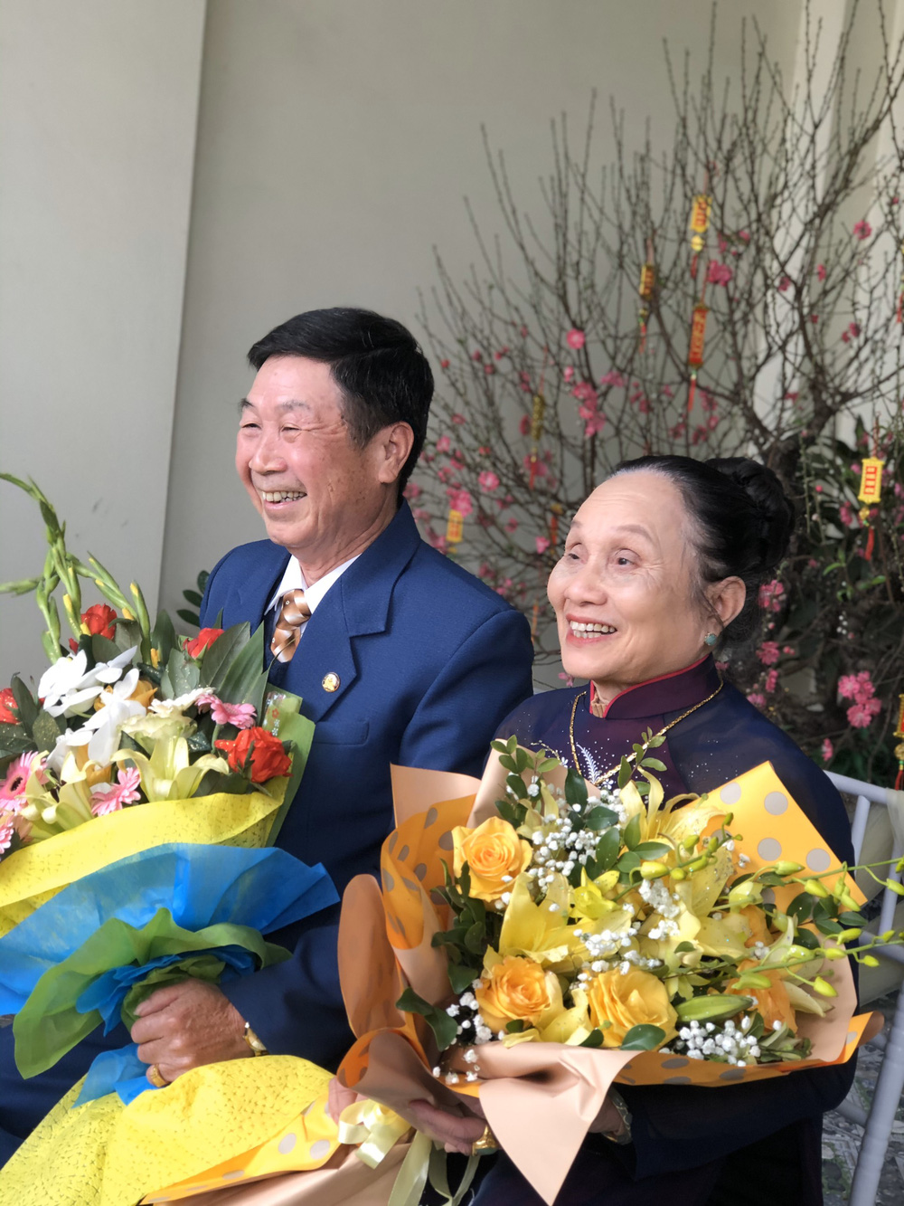 Vì ngày trước, đám cưới của ông bà nghèo lắm, nên con cháu mới quyết làm lại đám cưới cho ông bà nhân dịp này. Ảnh: FBNV