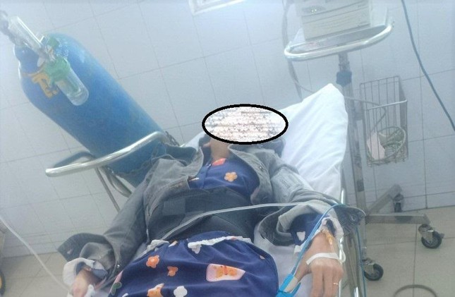 Bệnh nhân K. đang cấp cứu tại bệnh viện Ảnh: FB Bệnh nhân K. đang cấp cứu tại bệnh viện Ảnh: FB