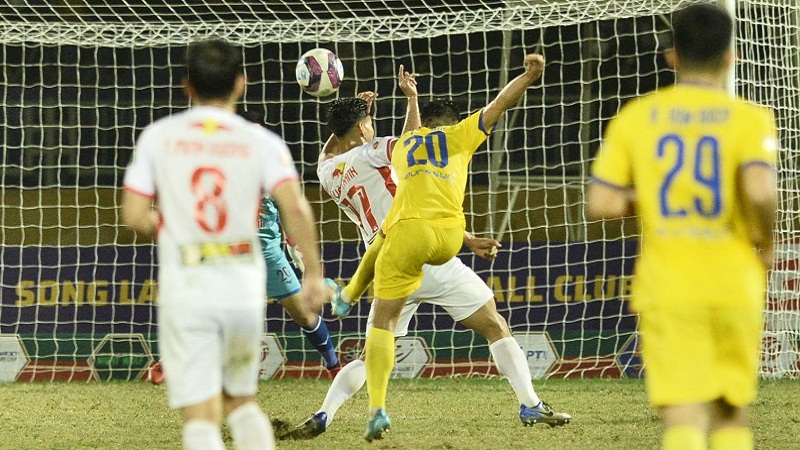 Văn Đức tung cú sút cực căng đánh bại thủ môn của HAGL nâng cách biệt lên 2-0 cho đội chủ nhà. Ảnh: Sport 5