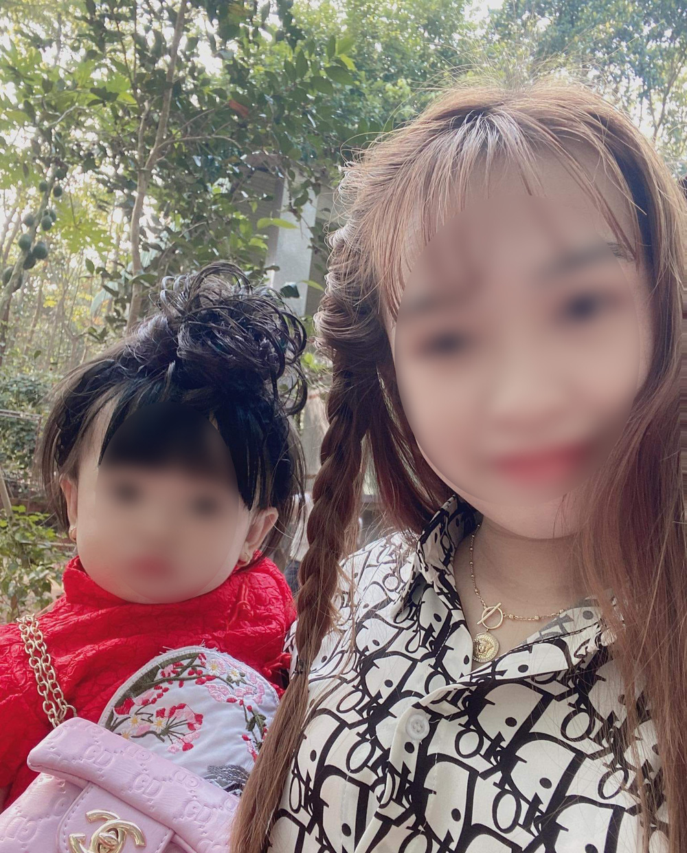 Ai cũng xót xa cho bé gái mới hơn 1 tuổi đã phải xa hơi ấm của mẹ. Ảnh: FB