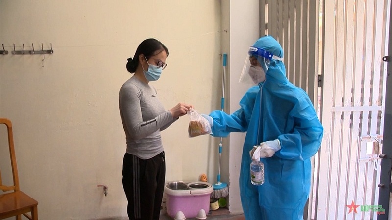 Ở trong nhà, các thành viên cũng phải đeo khẩu trang để giảm nguy cơ lây truyền virus. Ảnh minh hoạ Ở trong nhà, các thành viên cũng phải đeo khẩu trang để giảm nguy cơ lây truyền virus. Ảnh minh hoạ