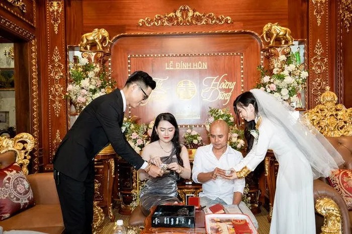 Mẹ cô dâu cũng khiến nhiều người ngạc nhiên vì rất trẻ và xinh đẹp. Ảnh: FB Mẹ cô dâu cũng khiến nhiều người ngạc nhiên vì rất trẻ và xinh đẹp. Ảnh: FB