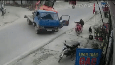 Máy múc trên ô tô tải rơi đè trúng người đàn ông đi xe máy