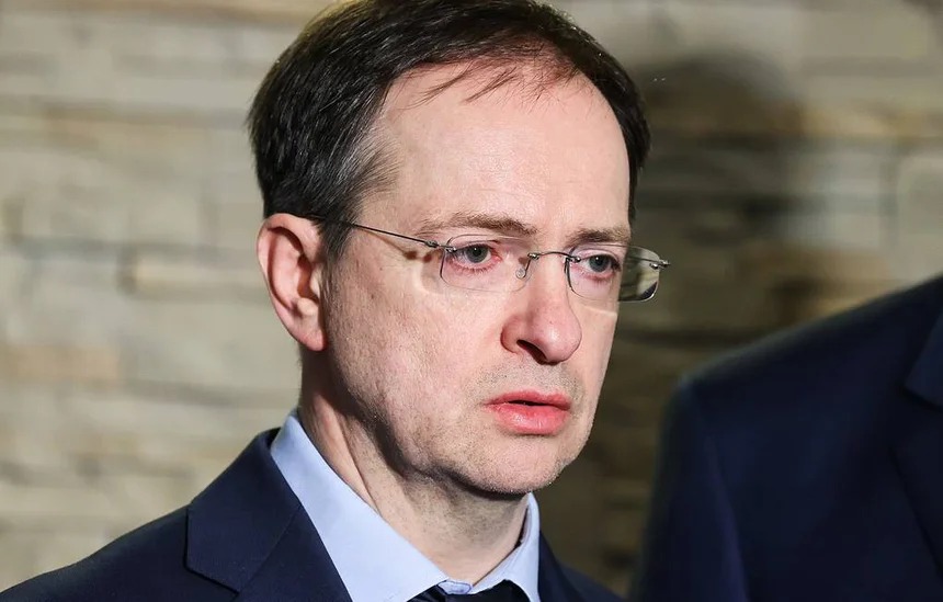 Ông Vladimir Medinsky - cố vấn của ông Putin dẫn đầu đoàn Nga đàm phán trực tuyến với Ukraine. Ảnh: Tass