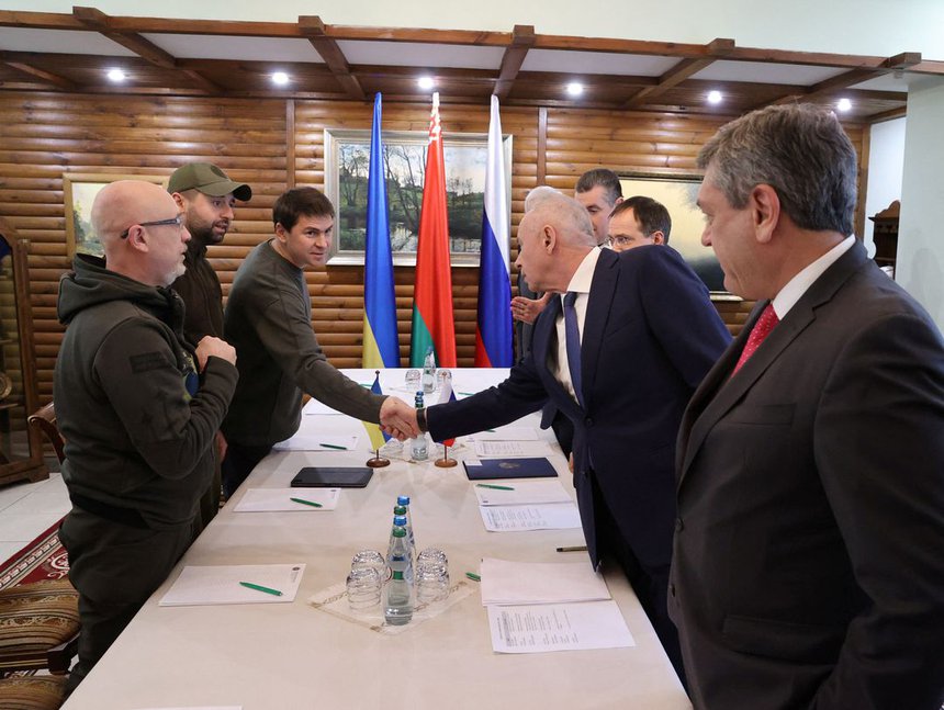 Giới chức Nga và Ukraine tham gia cuộc đàm phán tại Brest, Belarus ngày 3/3. Ảnh: BelTA