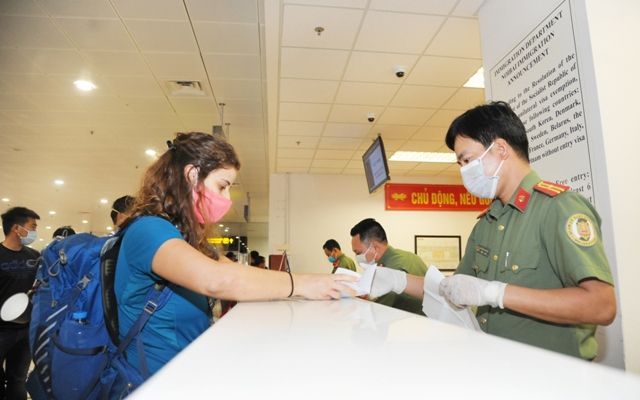 Khách quốc tế làm thủ tục nhập cảnh ở sân bay Nội Bài. Ảnh: FB Khách quốc tế làm thủ tục nhập cảnh ở sân bay Nội Bài. Ảnh: FB