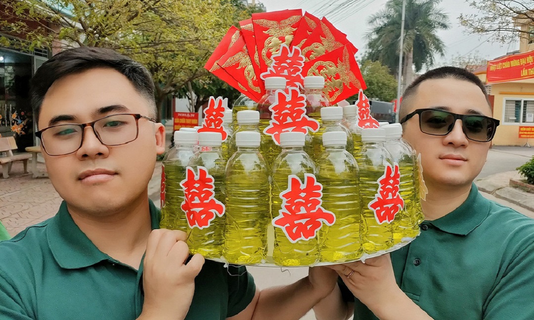 Xăng đang tăng giá gần 30k/1l, nên món quà cưới này của hội bạn thân quả thực là quá hot rồi!