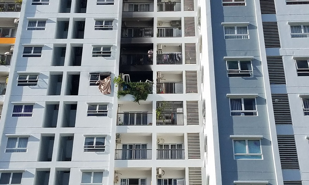 2 căn hộ liền kề nơi xảy ra hỏa hoạn bị ảnh hưởng, tường ám khói đen. Ảnh: FB