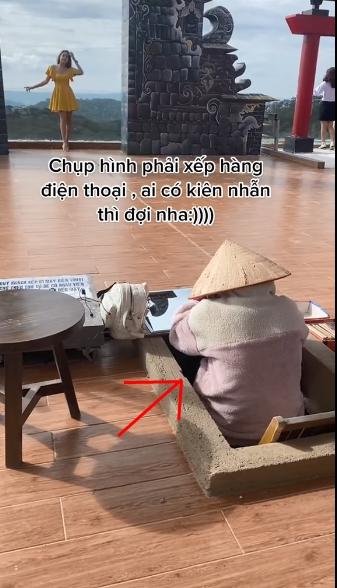 Thợ chụp ảnh này đeo cả mic để hướng dẫn du khách cách tạo dáng. Ảnh cắt clip