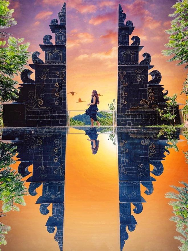 Được lấy ý tưởng từ cánh cổng thiên đường xẻ dọc nổi tiếng ở Bali, cổng trời ở Đà Lạt bỗng trở thành địa điểm thu hút rất nhiều khách du lịch đến chụp hình. Ảnh: FB