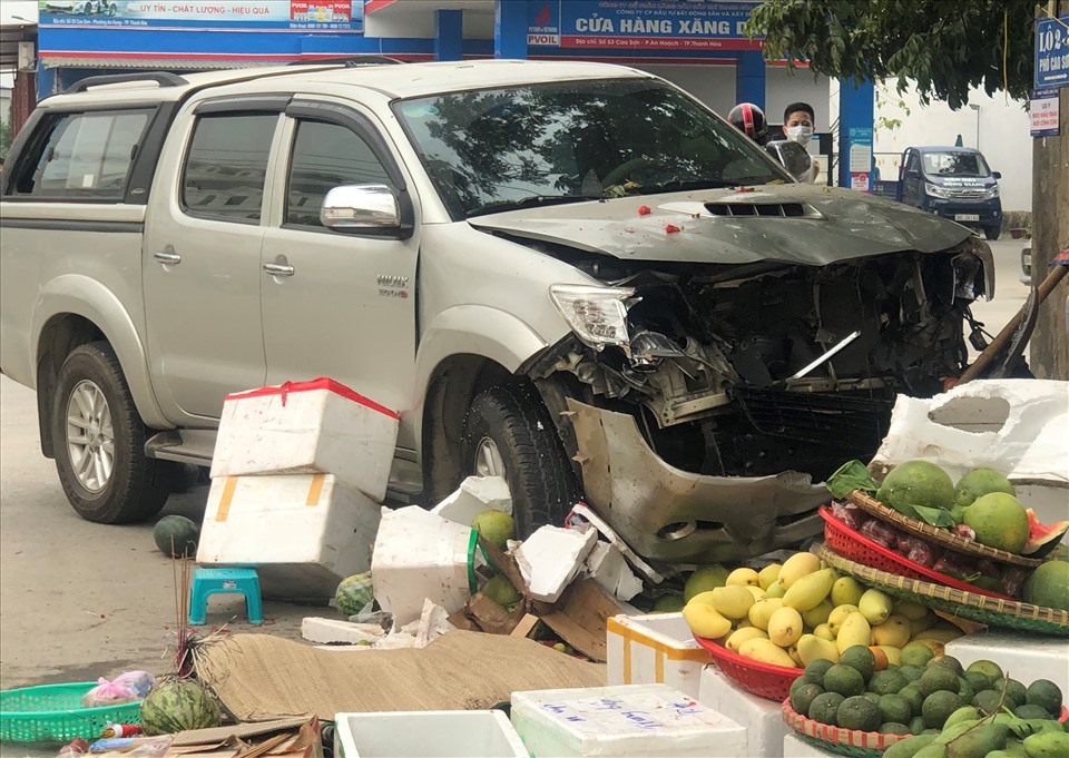 Thông tin mới vụ xe biển xanh tông 2 người bán trái cây tử vong - Ảnh 1