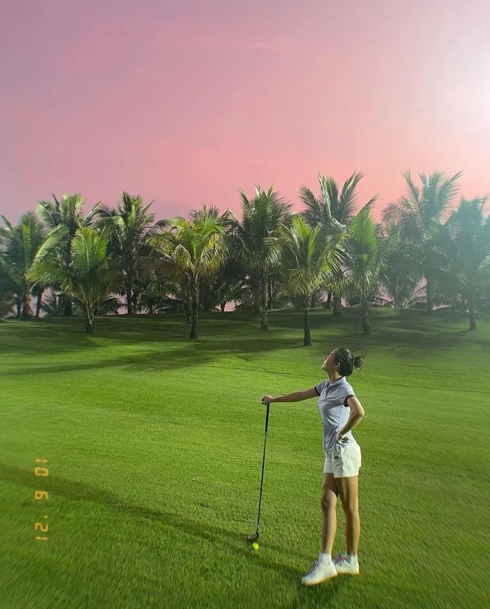 Văn Mai Hương khiến khán giả trầm trồ khi diện những trang phục đánh golf, khéo léo khoe chân dài và vóc dáng cân đối hậu giảm cân. Văn Mai Hương khiến khán giả trầm trồ khi diện những trang phục đánh golf, khéo léo khoe chân dài và vóc dáng cân đối hậu giảm cân.