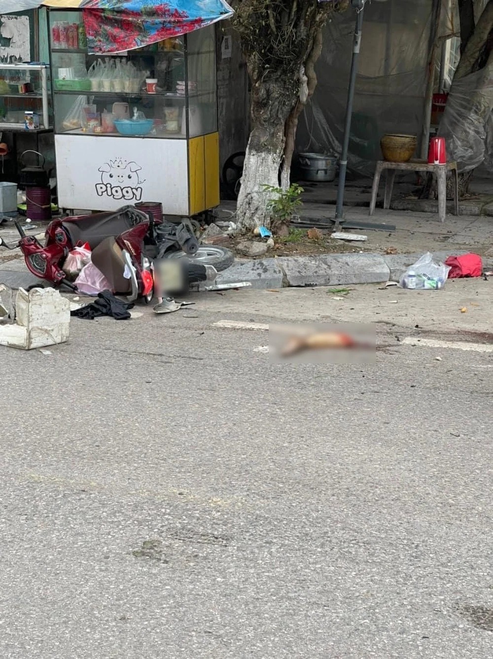 Tại hiện trường, một số mảnh thi thể của nạn nhân bị vương vãi xuống mặt đường khiến nhiều người không khỏi kinh hãi. Ảnh: FB