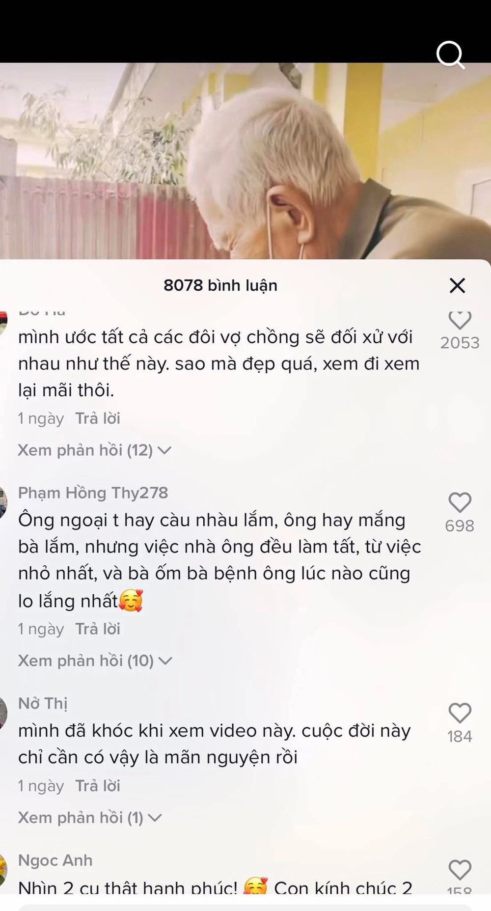 Bên nhau suốt nửa đời người, đến nay tuổi đã cao, sức yếu họ vẫn yêu thương, chăm sóc nhau, mong muốn được bên nhau thêm nhiều năm tháng nhất có thể.