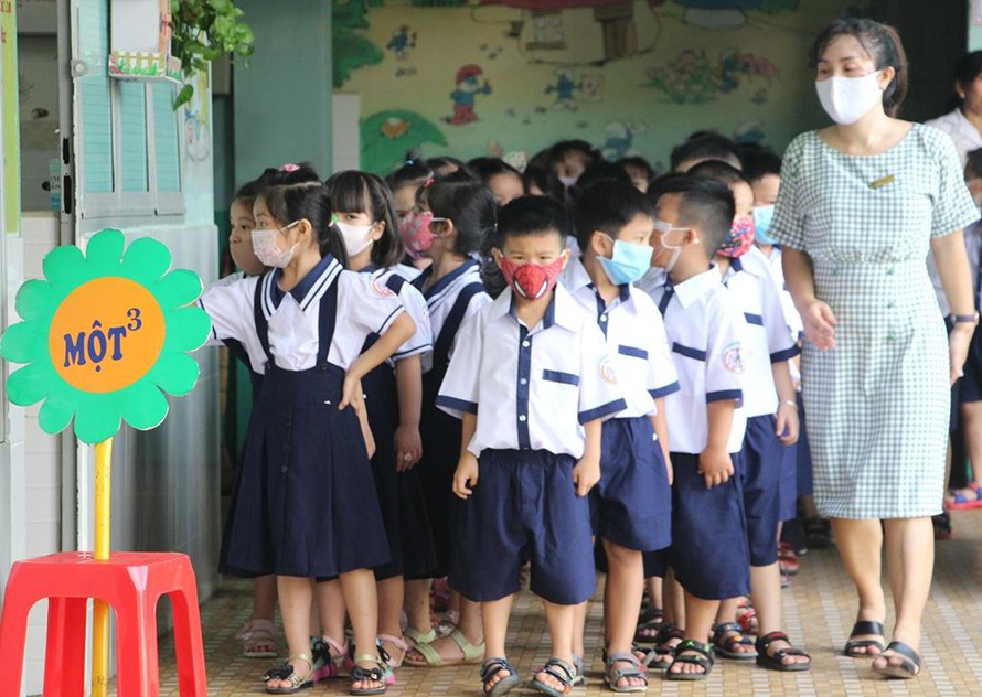 Đối với công tác tuyển sinh đầu cấp (tuyển sinh mầm non, lớp 1, lớp 6) năm học 2022-2023, Phó chủ tịch Chử Xuân Dũng yêu cầu các quận, huyện, thị xã phấn đấu giảm sĩ số học sinh/lớp; quan tâm đến việc phân tuyến tuyển sinh, hạn chế tuyển sinh trái tuyến. Ảnh minh hoạ
