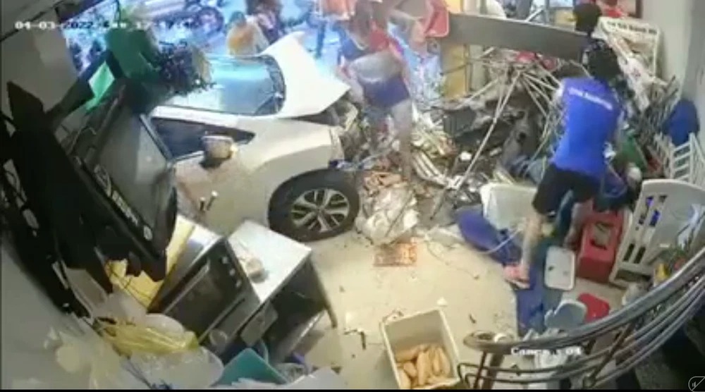 Vụ tai nạn khiến 3 người nhập viện.