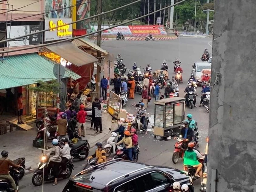 Rất đông người hiếu kỳ dừng lại theo dõi vụ tai nạn.