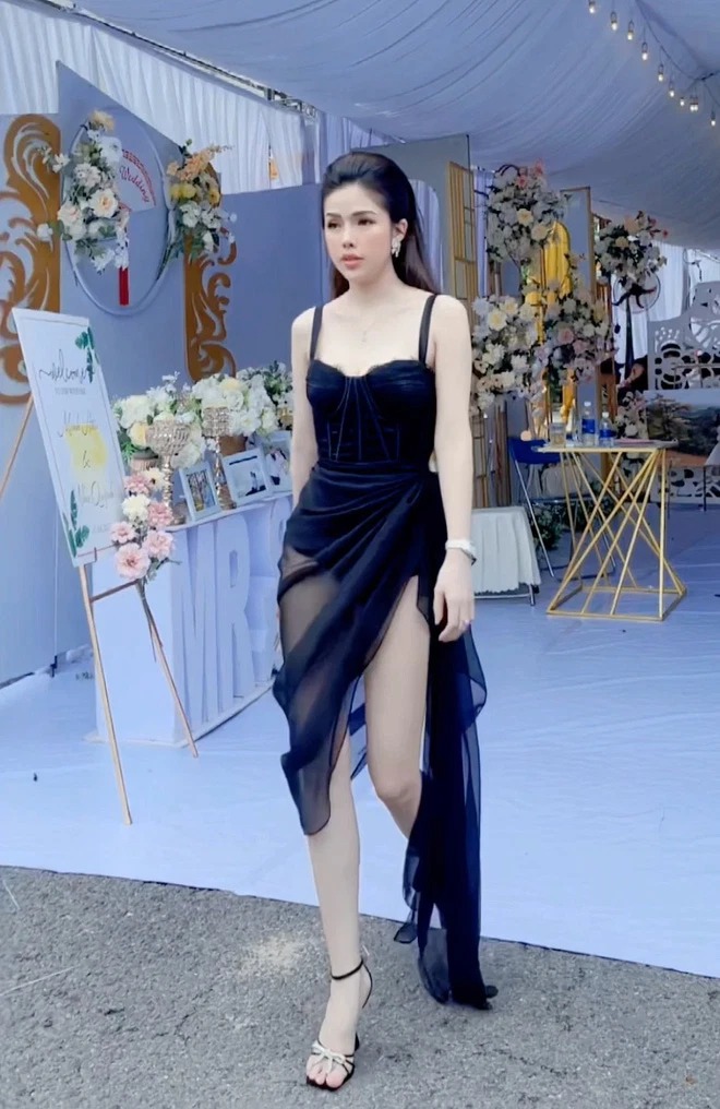 Được biết, cô nàng trong clip có tên là Lê Tiểu Băng (SN 1996), đến từ Biên Hòa, tỉnh Đồng Nai. Tiểu Băng cho biết clip được quay vào hôm qua, trong đám cưới người bạn thân nhất của cô nàng.