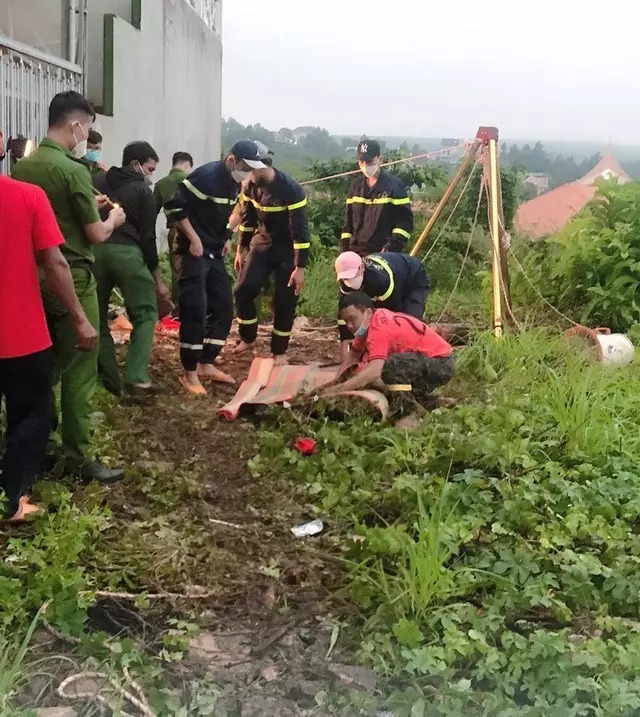 Sau gần 2 giờ, lực lượng cứu hộ, cứu nạn đã trục vớt thi thể nạn nhân. Ảnh: FB Sau gần 2 giờ, lực lượng cứu hộ, cứu nạn đã trục vớt thi thể nạn nhân. Ảnh: FB