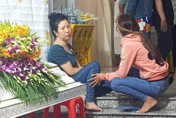 Bà Nguyễn Thị Là (mẹ V.) vẫn không tin vào sự thật. Người mẹ nhiều lần bật khóc khi nghĩ tới con gái duy nhất của mình. Ảnh: FB Bà Nguyễn Thị Là (mẹ V.) vẫn không tin vào sự thật. Người mẹ nhiều lần bật khóc khi nghĩ tới con gái duy nhất của mình. Ảnh: FB