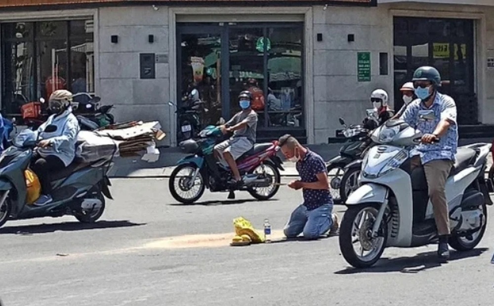 Người thân thắp hương cho V. ở hiện trường nơi xảy ra vụ việc. Ảnh: NSV