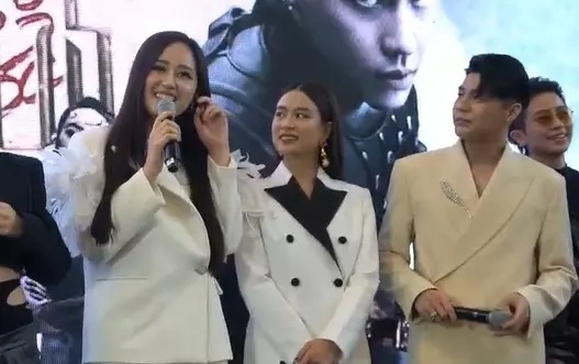 Noo Phước Thịnh đứng hình khi được Mai Phương Thúy gọi 'chồng' giữa đám đông. Noo Phước Thịnh đứng hình khi được Mai Phương Thúy gọi 'chồng' giữa đám đông.