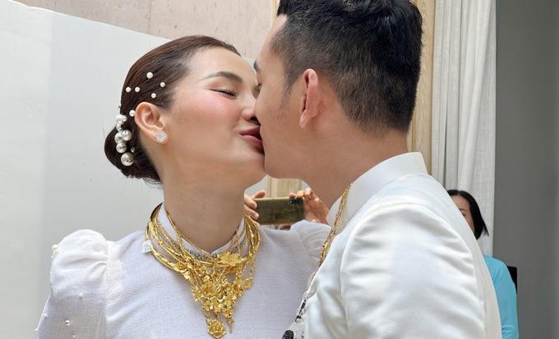 Sáng 25/4, Lý Bình đã mang sính lễ gồm 88 lượng vàng (6,1 tỷ đồng) và trang sức kim cương hai tỷ đồng, đi hỏi cưới Phương Trinh Jolie.