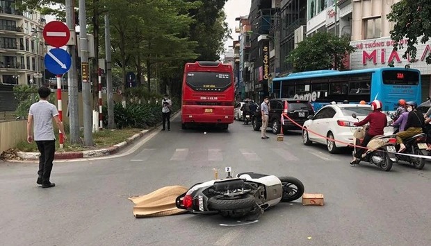 Khoảnh khắc cô gái đi xe SH tử vong thương tâm sau va chạm với ô tô khách 45 chỗ ở Hà Nội - ảnh 1