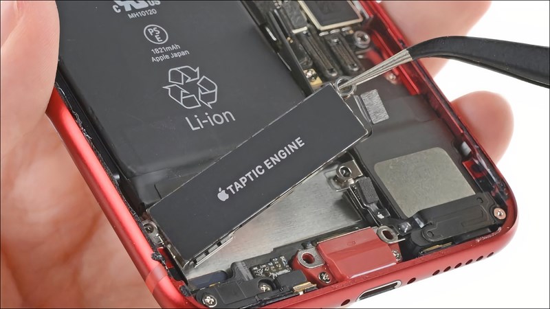 Apple khuyến cáo người dùng nên mang điện thoại đến cửa hàng sửa chữa chuyên nghiệp để tránh rủi ro. Apple khuyến cáo người dùng nên mang điện thoại đến cửa hàng sửa chữa chuyên nghiệp để tránh rủi ro.
