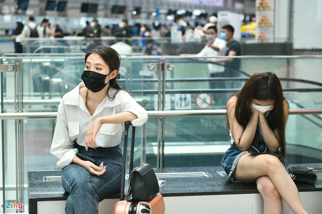 Sân bay Nội Bài đông kỷ lục, bến xe chật cứng người trước đại lễ 30/4-1/5 4 Sân bay Nội Bài đông kỷ lục, bến xe chật cứng người trước đại lễ 30/4-1/5 4
