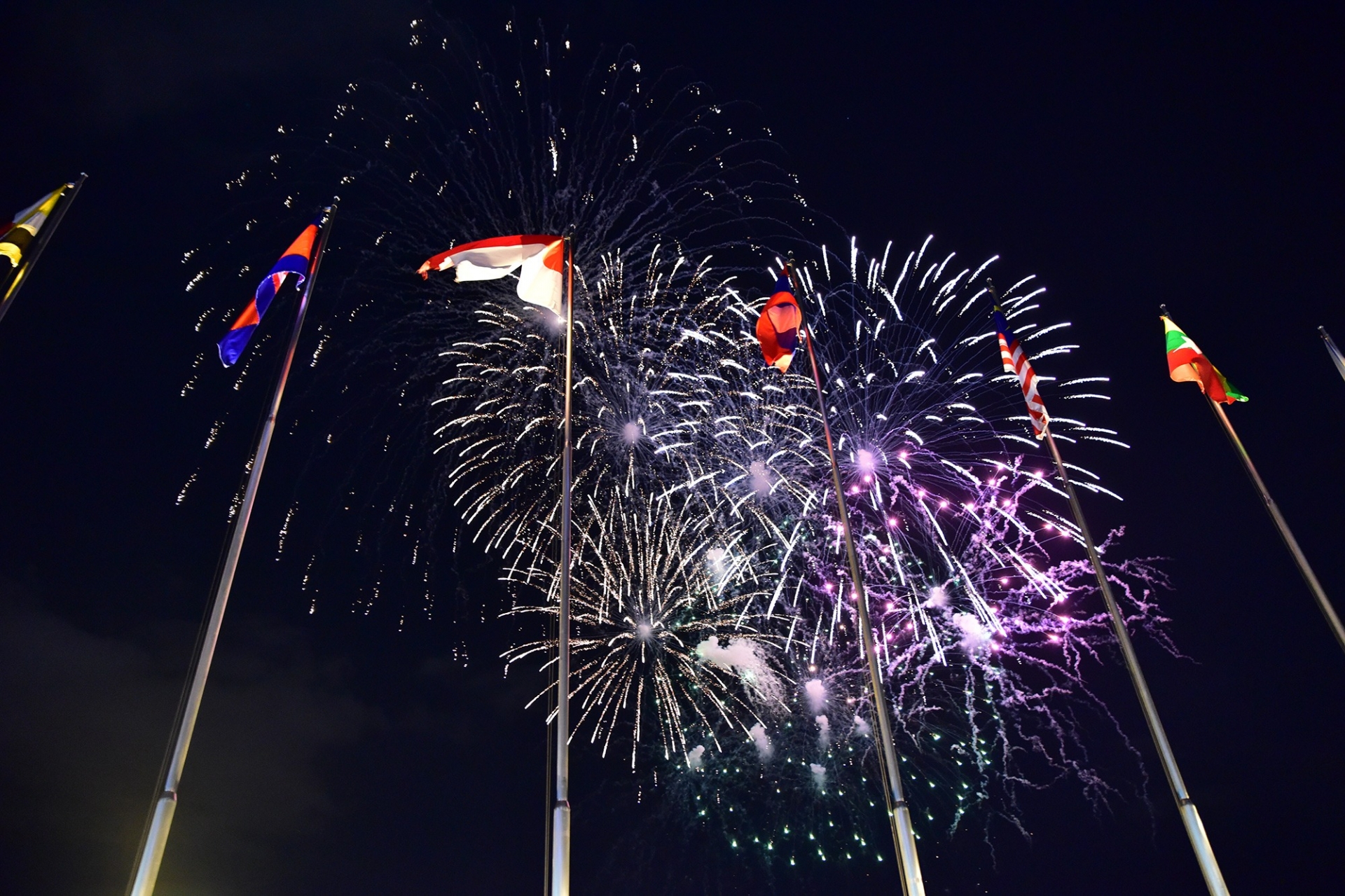 Sau 1 năm dừng bắn pháo hoa các dịp lễ, Tết, người dân TP.HCM được thưởng thức những màn pháo hoa đẹp mắt vào lúc 21h-21h15 mừng thống nhất đất nước. Ảnh: DV