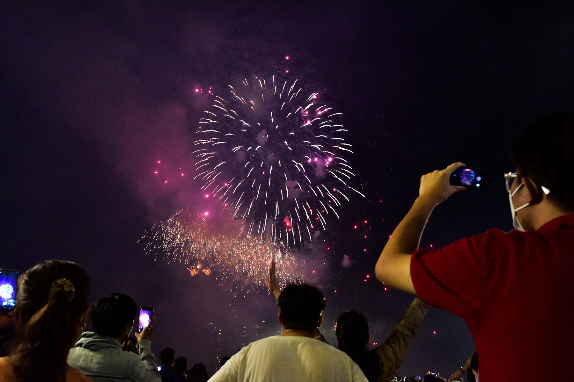 Khi pháo hoa rực sáng trên bầu trời, nhiều người dân chứng kiến đã vỡ òa xúc động ghi lại khoảnh khắc này vì được tham dự một sự kiện đặc biệt trong ngày kỷ niệm Giải phóng miền nam, thống nhất đất nước. Ảnh: DV