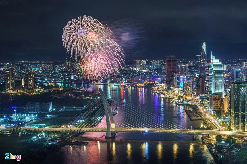 Màn pháo hoa 15 phút đã làm thỏa mãn sự chờ đợi của hàng nghìn người đứng xem bên sông Sài Gòn. Ảnh: Zingnews.vn