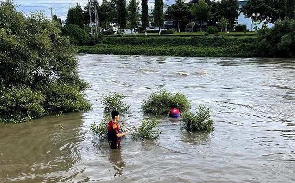 Bình Thuận: Đá bóng rồi đi tắm trong ngày sinh nhật, 3 học sinh bị nước cuốn trôi 1