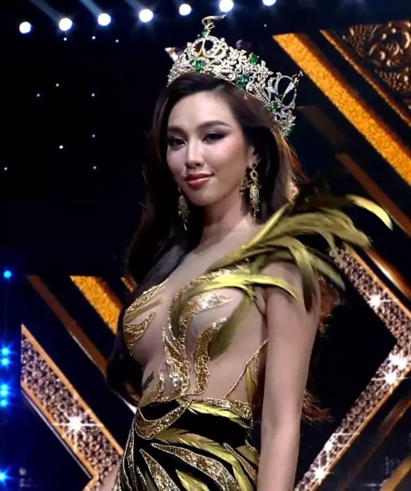 Thùy Tiên khiến nhiều người thót tim khi suýt lộ vùng 'cấm địa' trên truyền hình - Ảnh 4