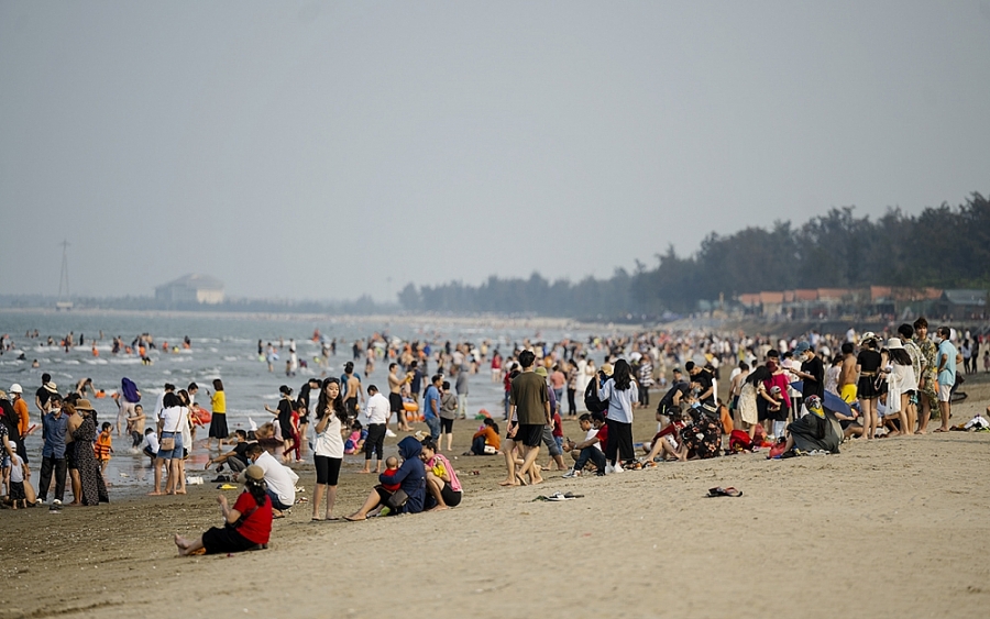 Bãi tắm Cửa Lò Nghệ An quá tải trong dịp nghỉ lễ 30/4 và 1/5. Ảnh: CT