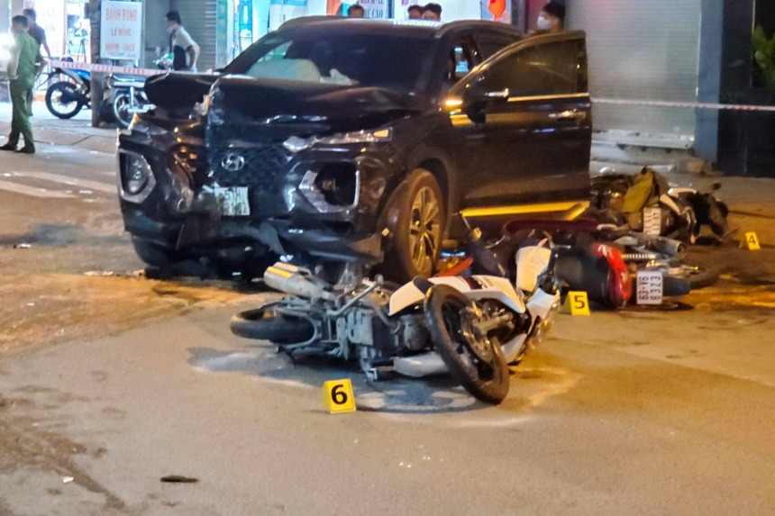 'Ma men' lái ô tô 7 chỗ tông 10 xe máy khiến 4 người bị thương trên phố Sài Gòn 4