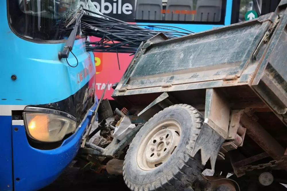 Bó sắt trên công công tự chế xuyên thủng đầu xe buýt ở Hà Nội khiến hành khách thất kinh 3