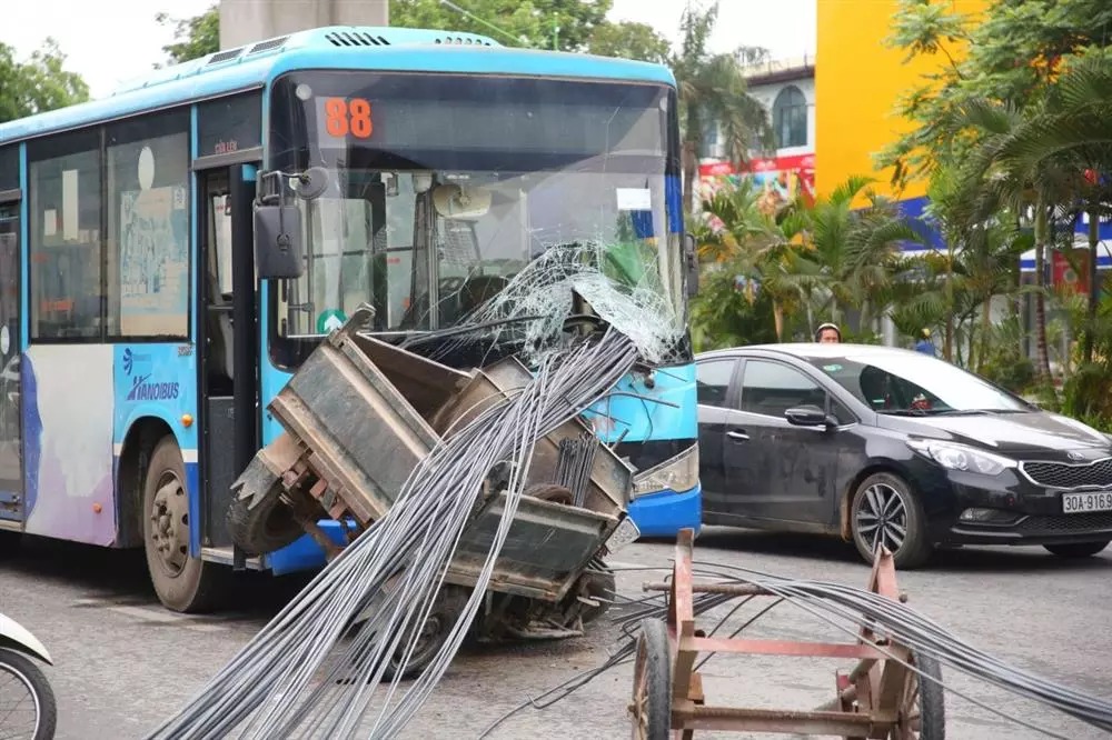 Bó sắt trên công công tự chế xuyên thủng đầu xe buýt ở Hà Nội khiến hành khách thất kinh 2
