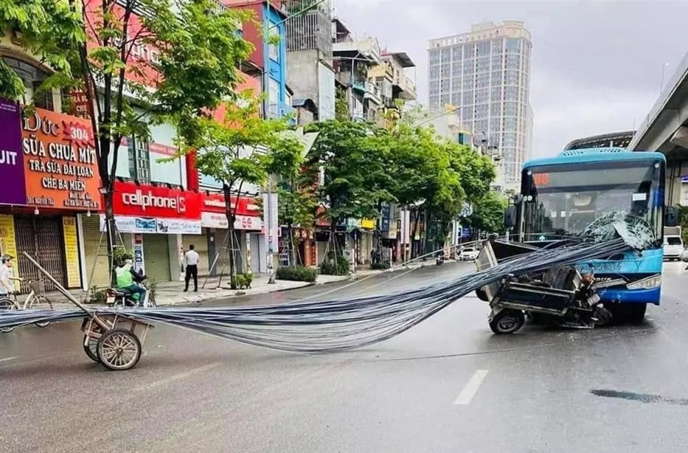 Bó sắt trên công công tự chế xuyên thủng đầu xe buýt ở Hà Nội khiến hành khách thất kinh 1