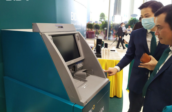 BIDV, VietinBank là những ngân hàng đầu tiên phối hợp Bộ Công an triển khai thành công việc ứng dụng CCCD gắn chip để rút tiền mặt tại ATM, giúp khách hàng có thêm trải nghiệm mới. Ảnh: TT BIDV, VietinBank là những ngân hàng đầu tiên phối hợp Bộ Công an triển khai thành công việc ứng dụng CCCD gắn chip để rút tiền mặt tại ATM, giúp khách hàng có thêm trải nghiệm mới. Ảnh: TT
