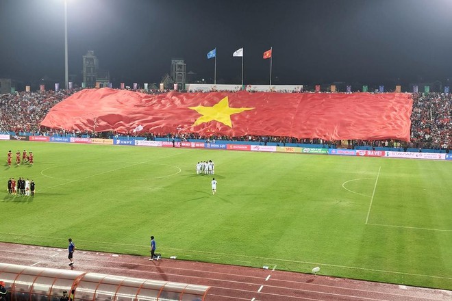 Do sự cố hệ thống âm thanh, cầu thủ U23 Việt Nam và U23 Philippines không thể hát quốc ca trước trận đấu. Do sự cố hệ thống âm thanh, cầu thủ U23 Việt Nam và U23 Philippines không thể hát quốc ca trước trận đấu.
