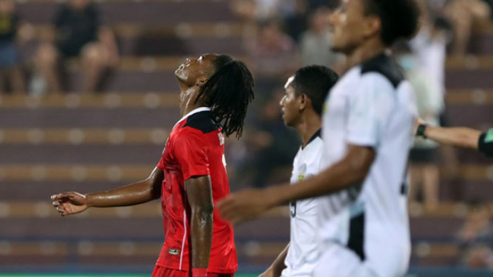 'Tiều phu đốn củi' Ronaldo khiến 2 cầu thủ Timor Leste nằm sân, BLV không kìm được cảm xúc 1